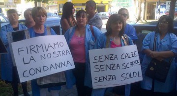 Manifestazione delle
            lavoratrici Golden Lady davanti alla regione Abruzzo