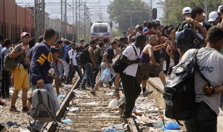 Macedonia: scene drammatiche immigrati che assaltano treni
