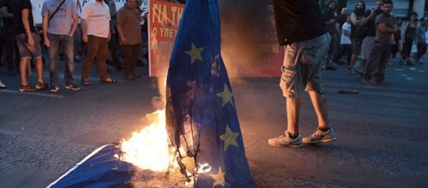Grecia-bandiera-Europa-brucia-600x264