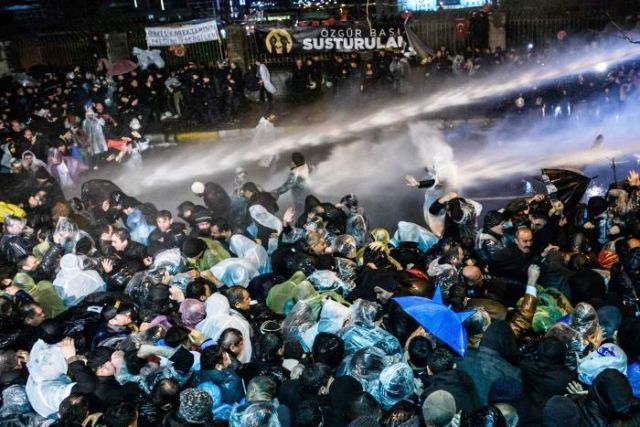 Polizia-turca-contro-dimostranti