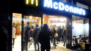 Milano, accoltellamento da McDonald's